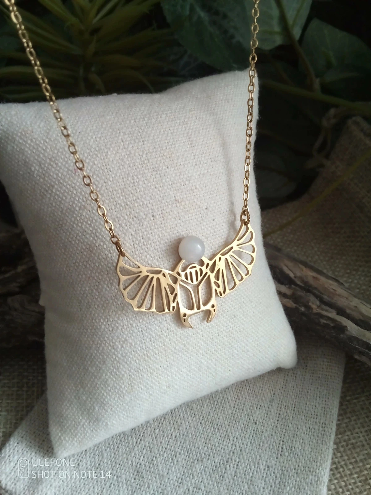 Collier pendentif scarabée et sa pierre de lune naturelle